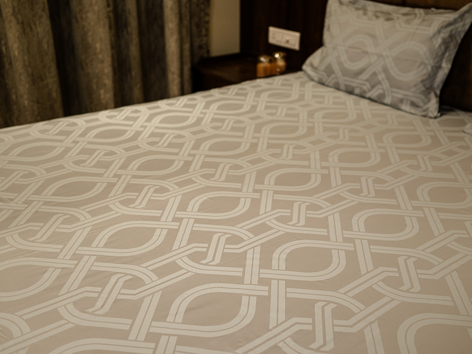Chaste beige minimalist luxury bedding in organic cotton with 500 TC