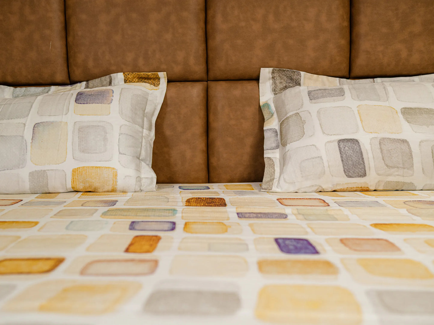 Motif off-white luxury abstract bedding in premium cotton with 500 TC.
