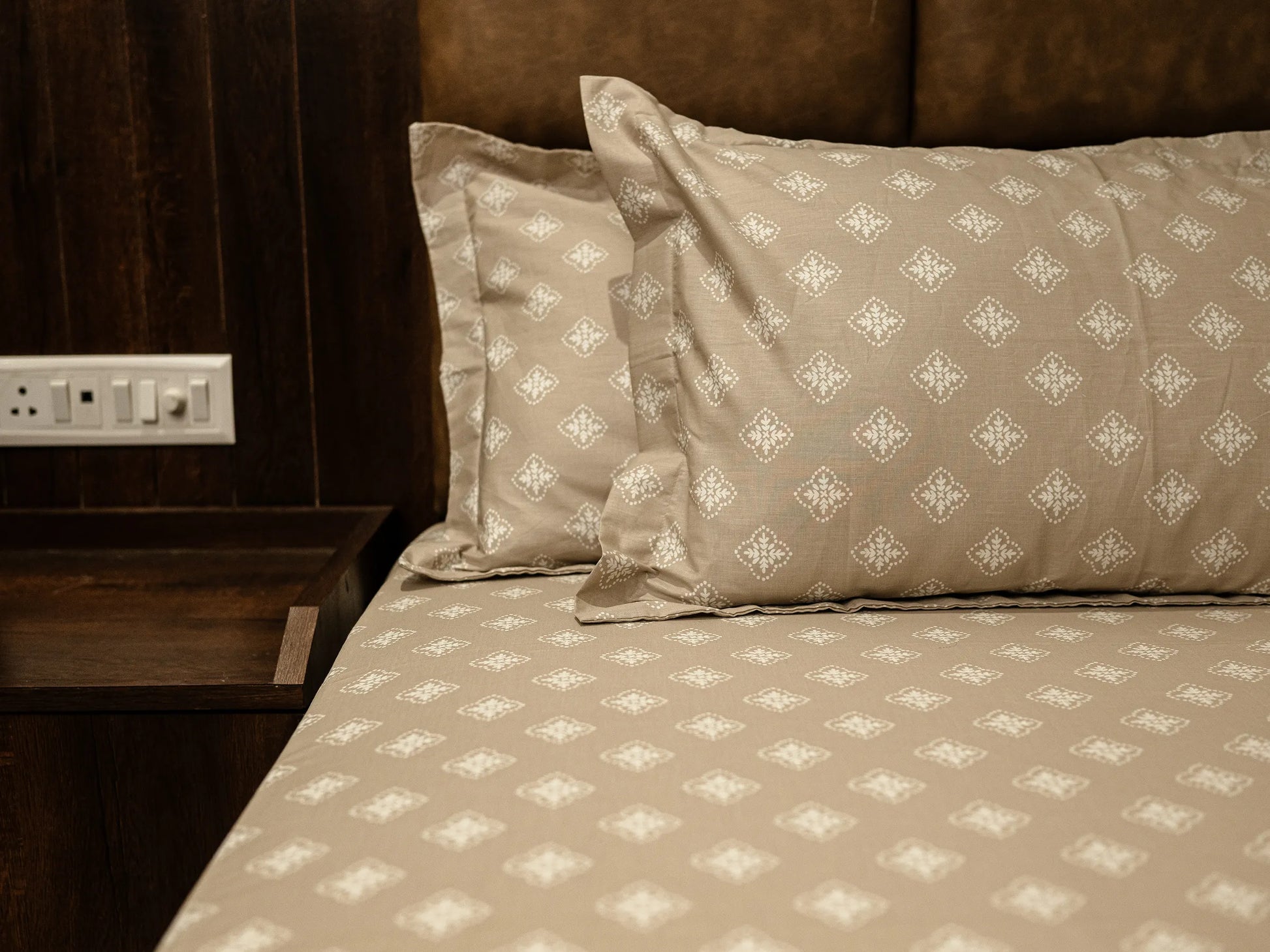 Flux hazelnut luxury abstract bedding in premium cotton with 500 TC